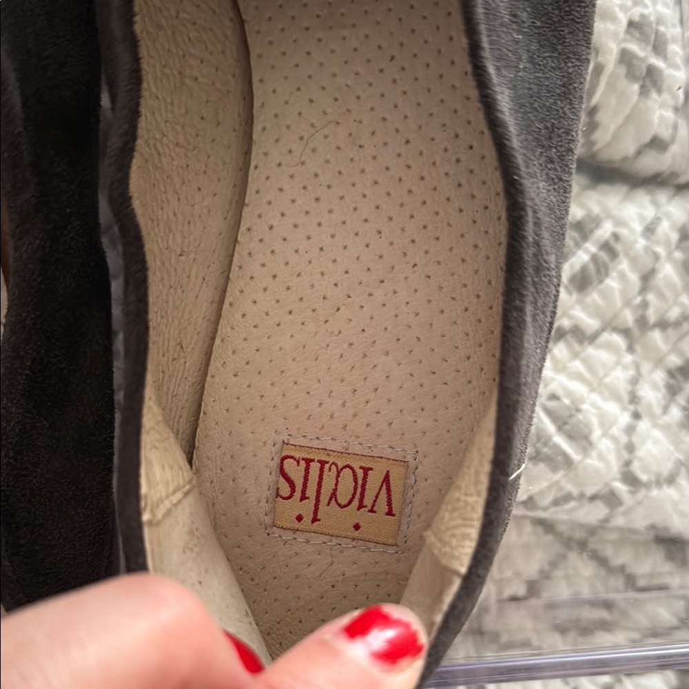 Gray Vialis Flats with laces